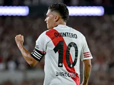 No se vio: a Juanfer le alcanzaron una botella ¡y la levantó para hacer jueguitos!