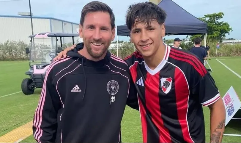 Sayago con su ídolo en la Messi Cup disputada este año (Valentín Sayago)
