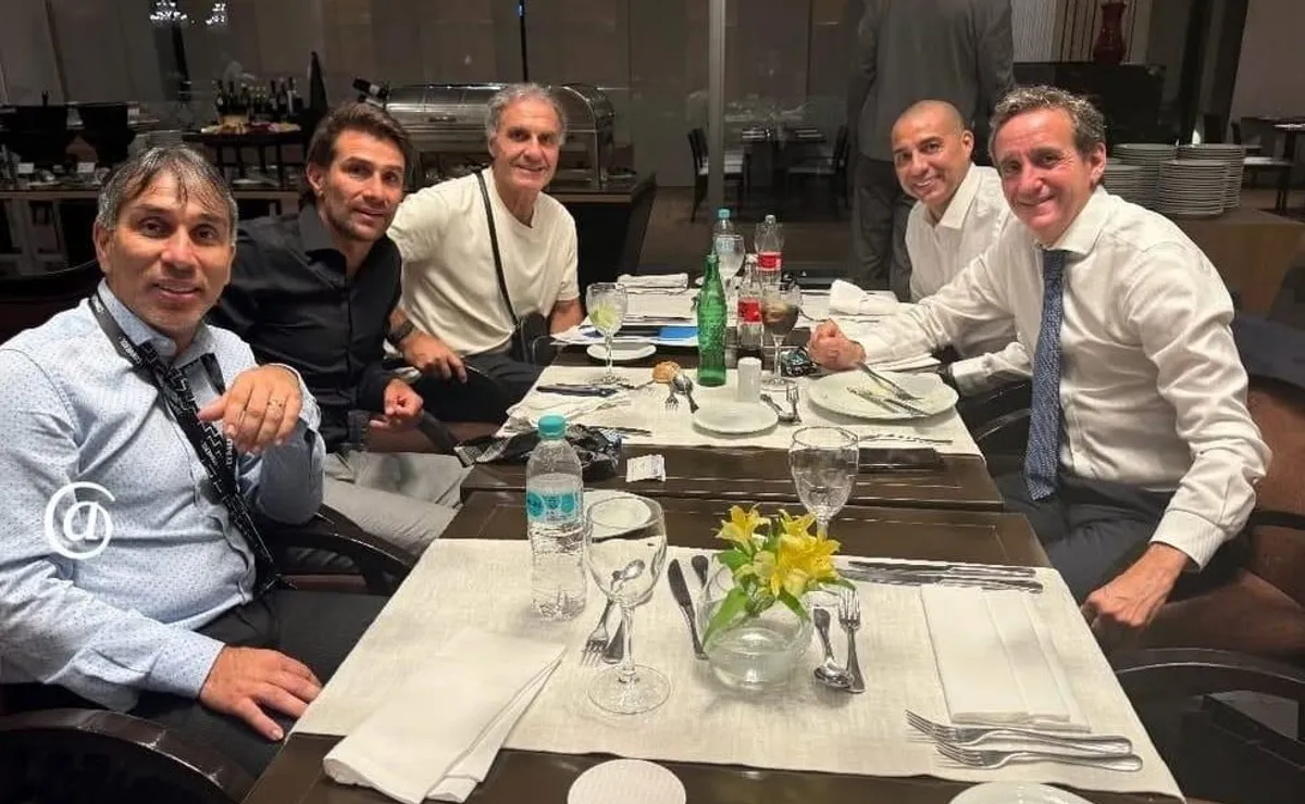 Cuevas y Ruggeri, junto a los dirigentes de River en Paraguay.