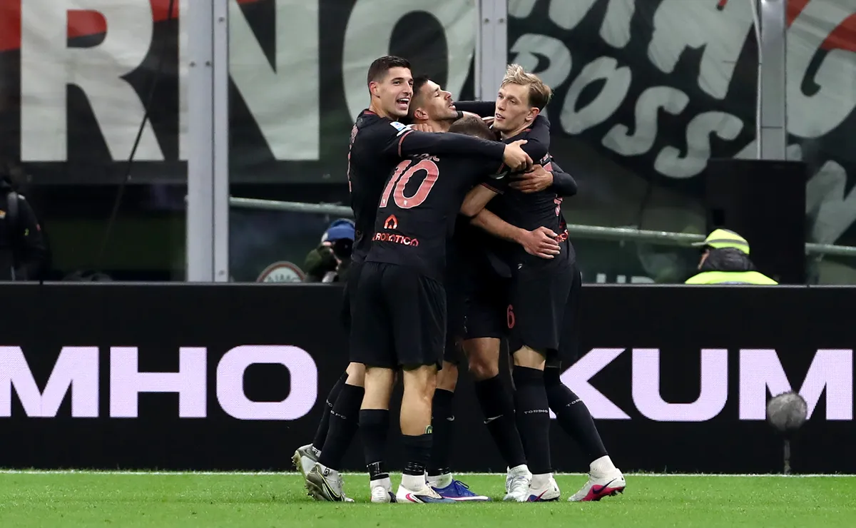 Simeone se abraza con sus compañeros tras poner el 1-1 transitorio.