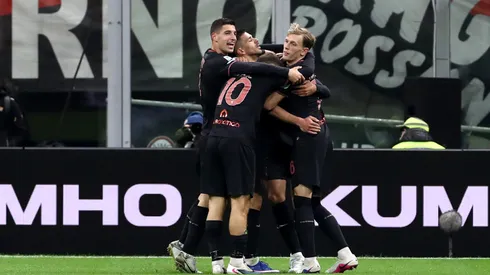 Simeone se abraza con sus compañeros tras poner el 1-1 transitorio.