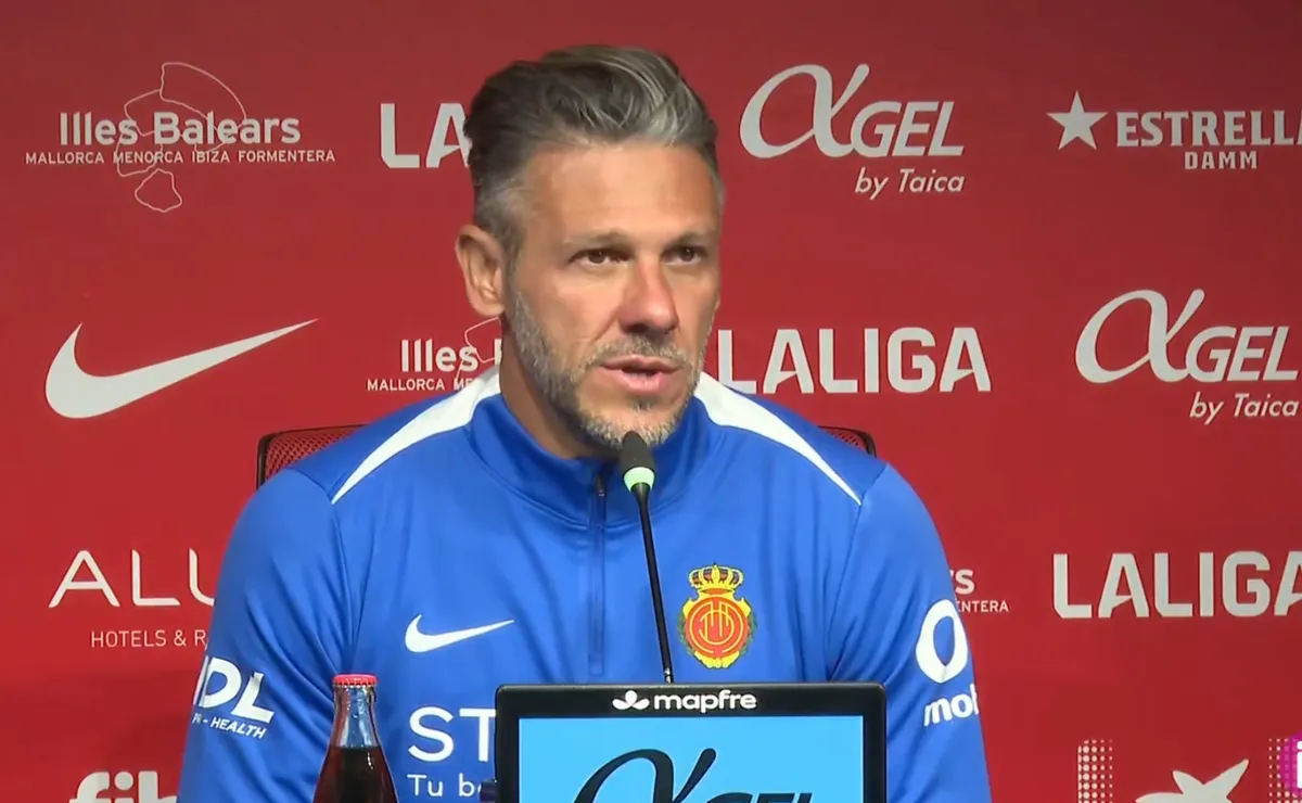 Fuerte cruce de Demichelis con un periodista de Mallorca.