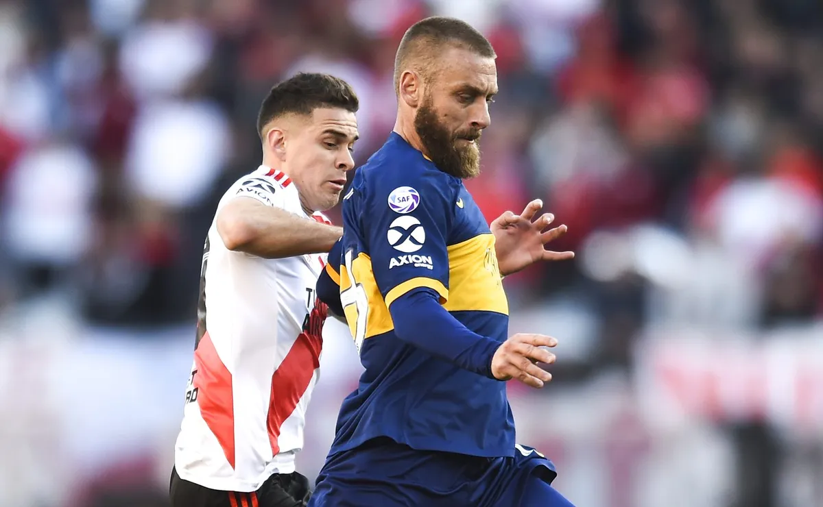 De Rossi y Santos Borré disputan la pelota en el primer Superclásico post-Madrid.