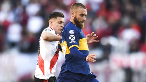 De Rossi y Santos Borré disputan la pelota en el primer Superclásico post-Madrid.