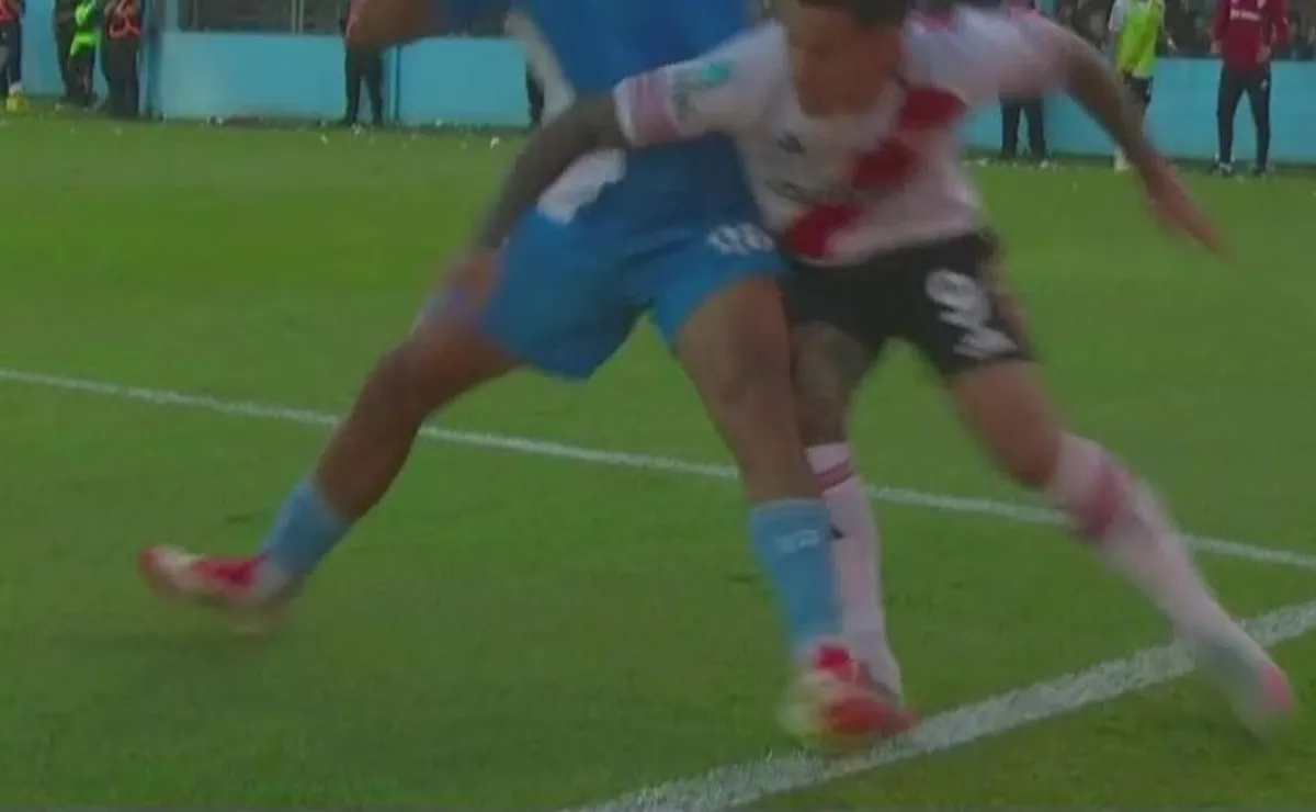 La otra polémica: el penal de Cobos a Driussi que le permitió a River abrir el partido