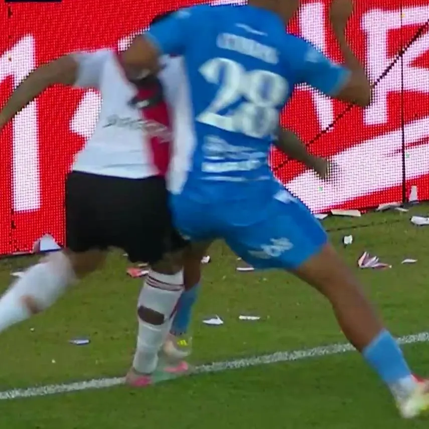 Existe el pisotón de Cobos sobre el empeine de Driussi, por eso Arasa tiene argumentos suficientes para cobrar penal.