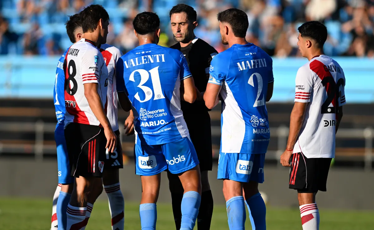 El partido en Córdoba estuvo repleto de interrupciones.