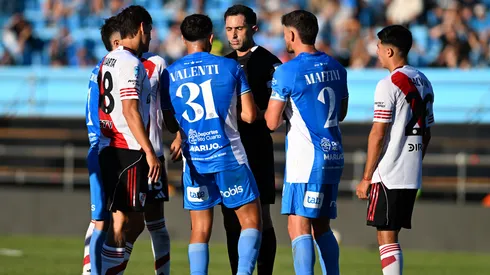 El partido en Córdoba estuvo repleto de interrupciones.