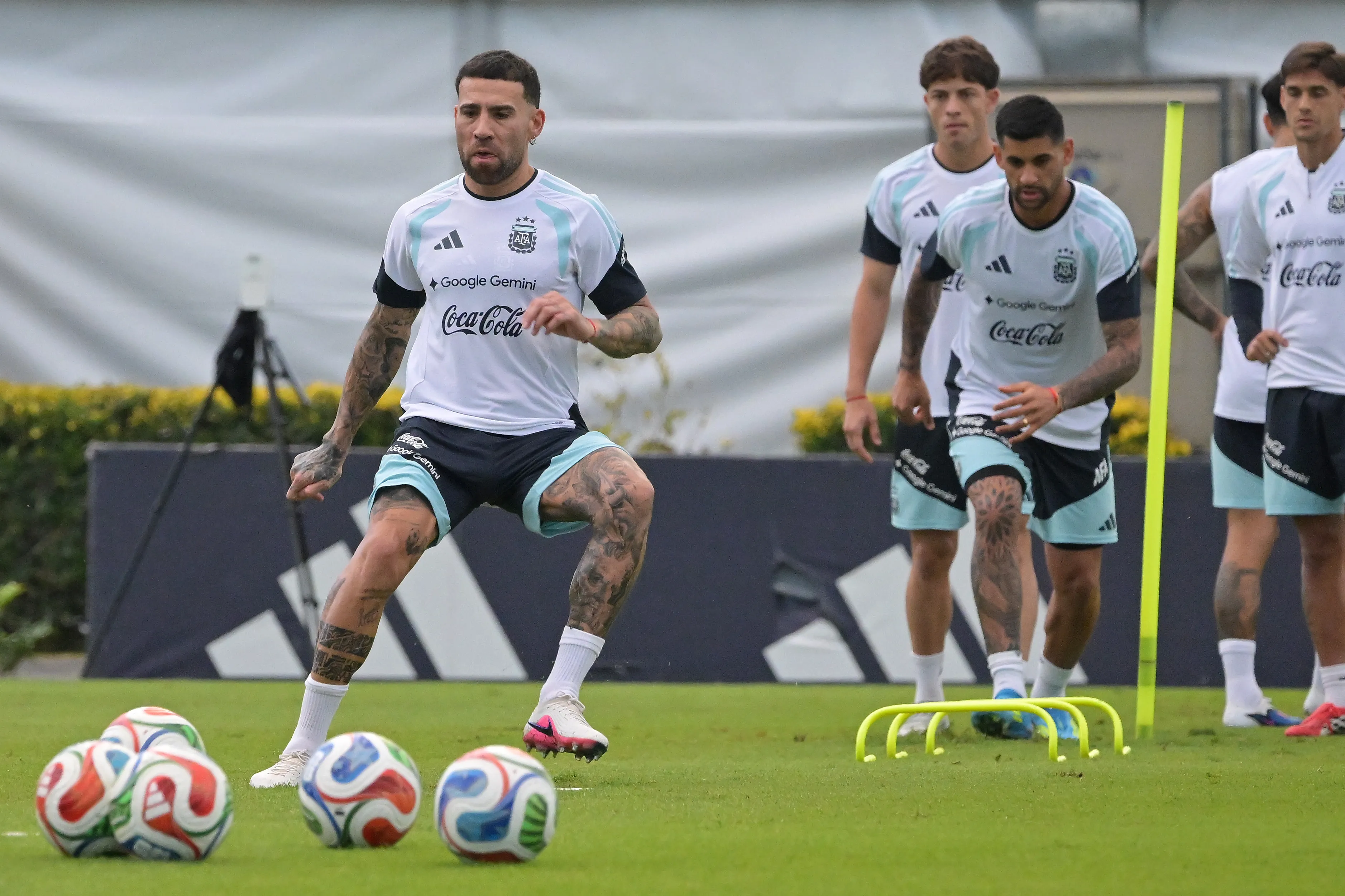 Otamendi está en el país para los amistosos de Argentina vs. Mauritania y Zambia.