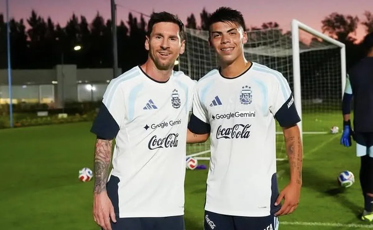 La foto entre Lionel Messi y Santiago Espíndola.
