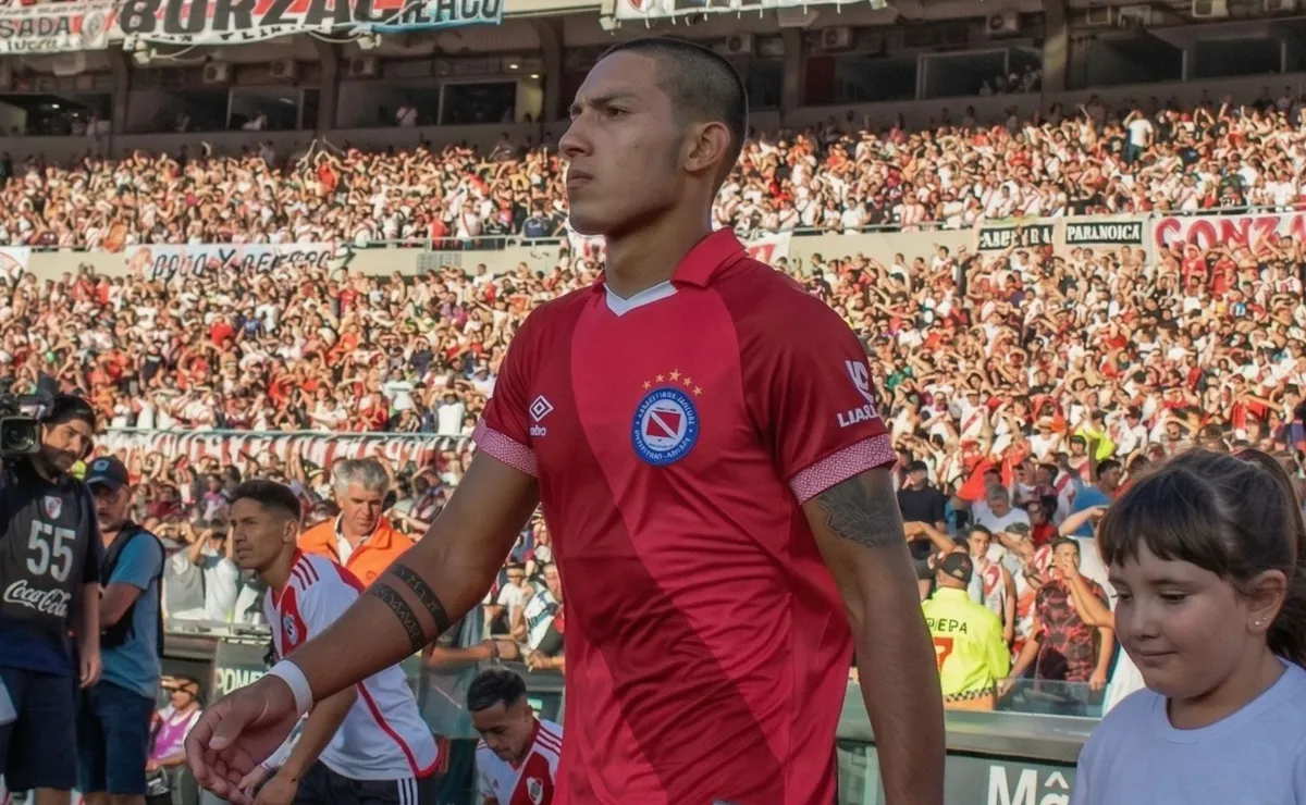 El zaguero es fanático del club y jugará con el manto sagrado.