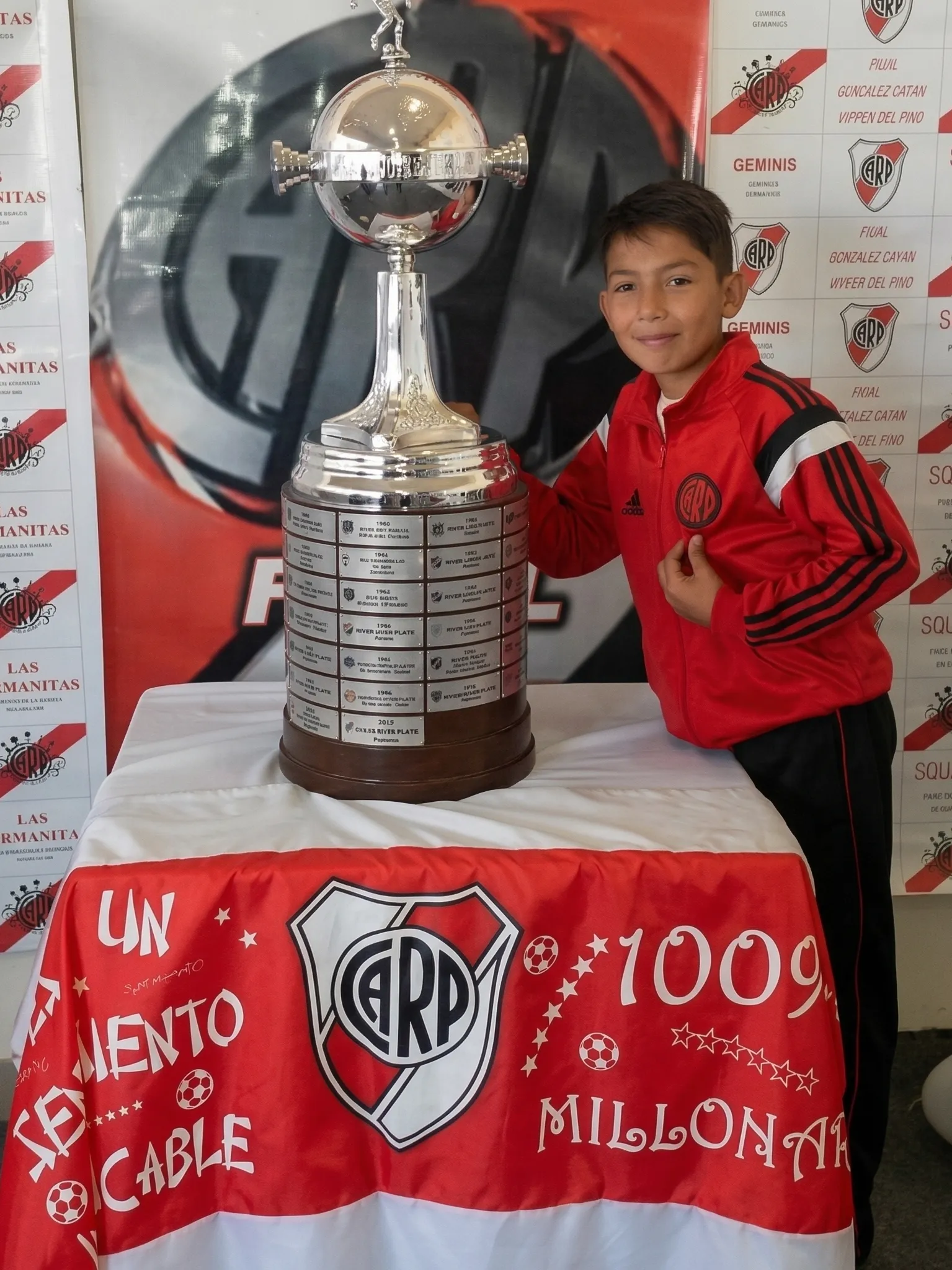 Tobías y la Libertadores, una imagen única en su infancia.