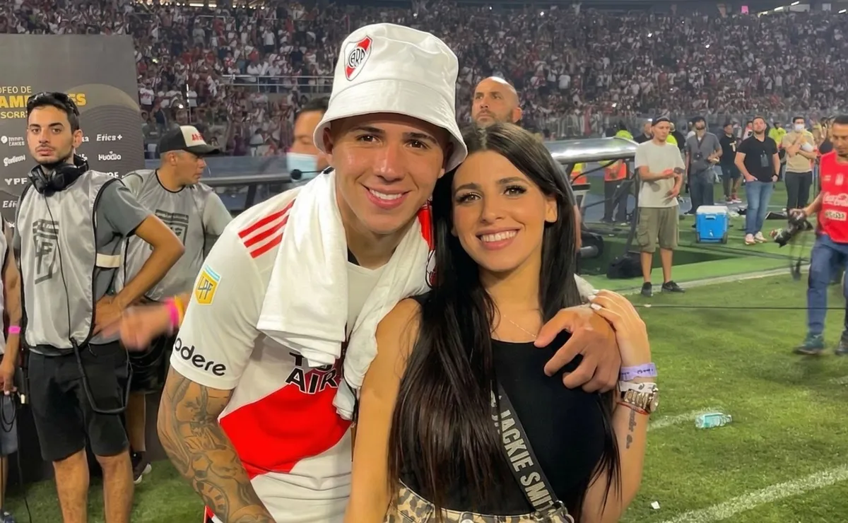 Enzo y Valu durante los festejos del Trofeo de Campeones 2021.