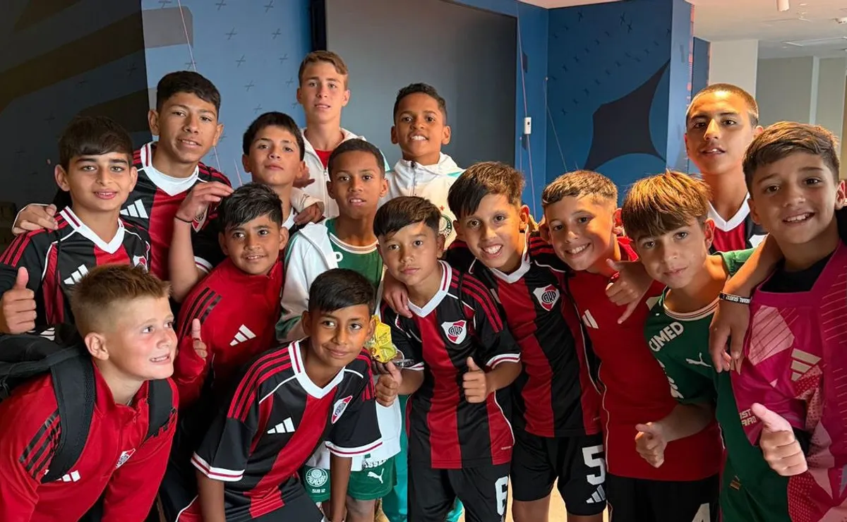 La Sub-12 de River se fotografió con algunos jugadores de Palmeiras.