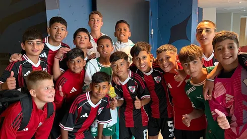 La Sub-12 de River se fotografió con algunos jugadores de Palmeiras.