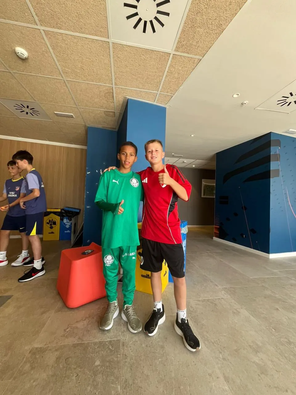 Sami Schuster, nieto de Bernd Schuster e integrante de las inferiores de River, junto a Zinho, jugador de Palmeiras.