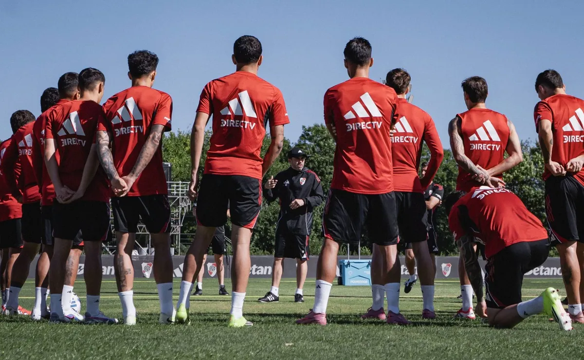 La tajante decisión que tomó Coudet con el plantel de River antes de viajar a Venezuela para enfrentar a Carabobo