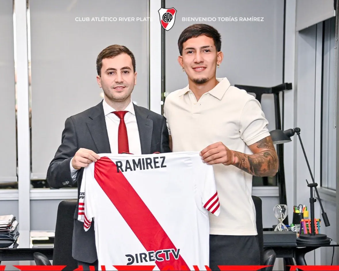 Tobías Ramírez posó junto a Stefano Di Carlo luego de firmar su contrato.