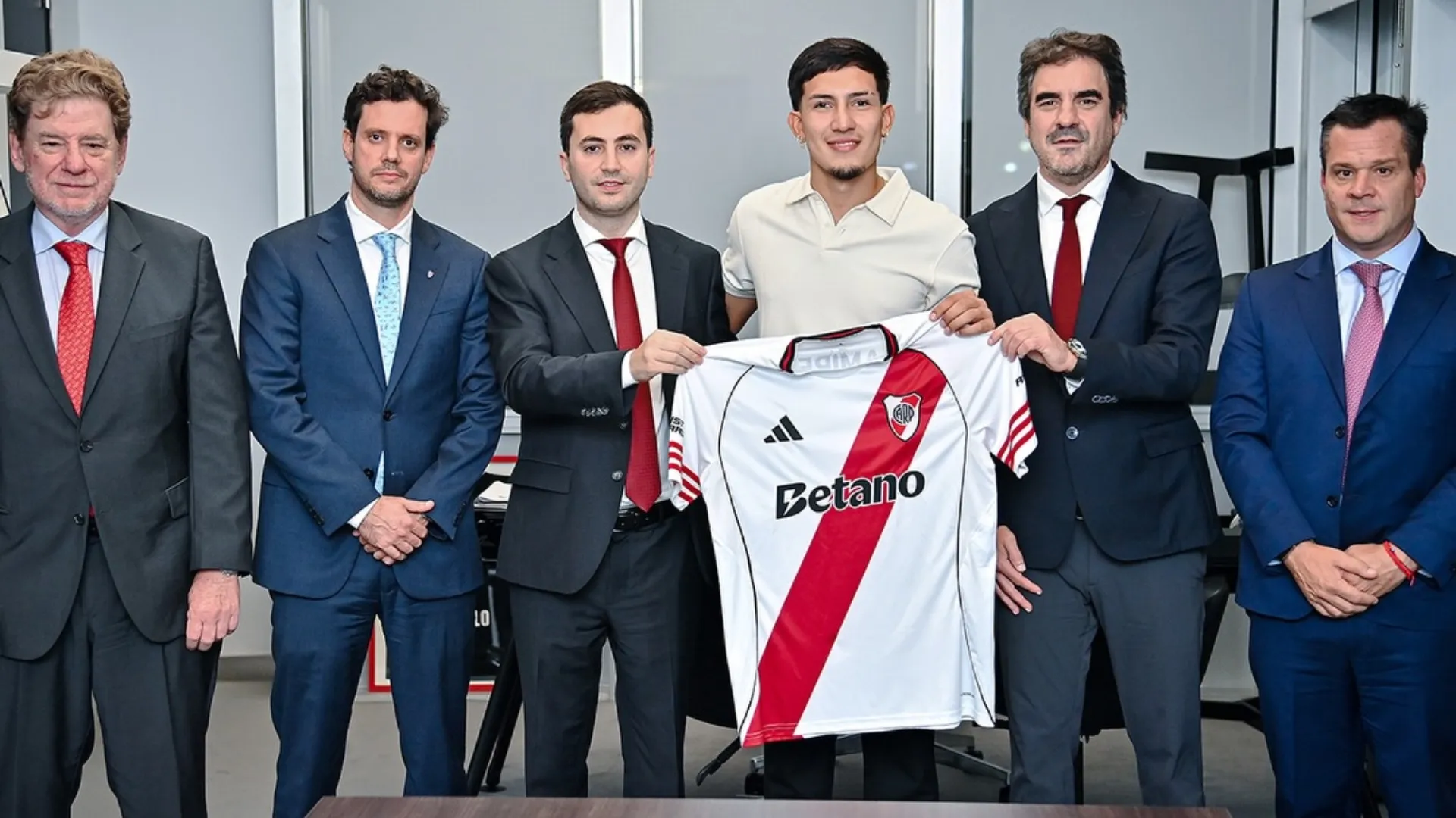 Ramírez firmó con River un contrato hasta diciembre de 2029 y tiene una cláusula de salida de USD 100 millones.