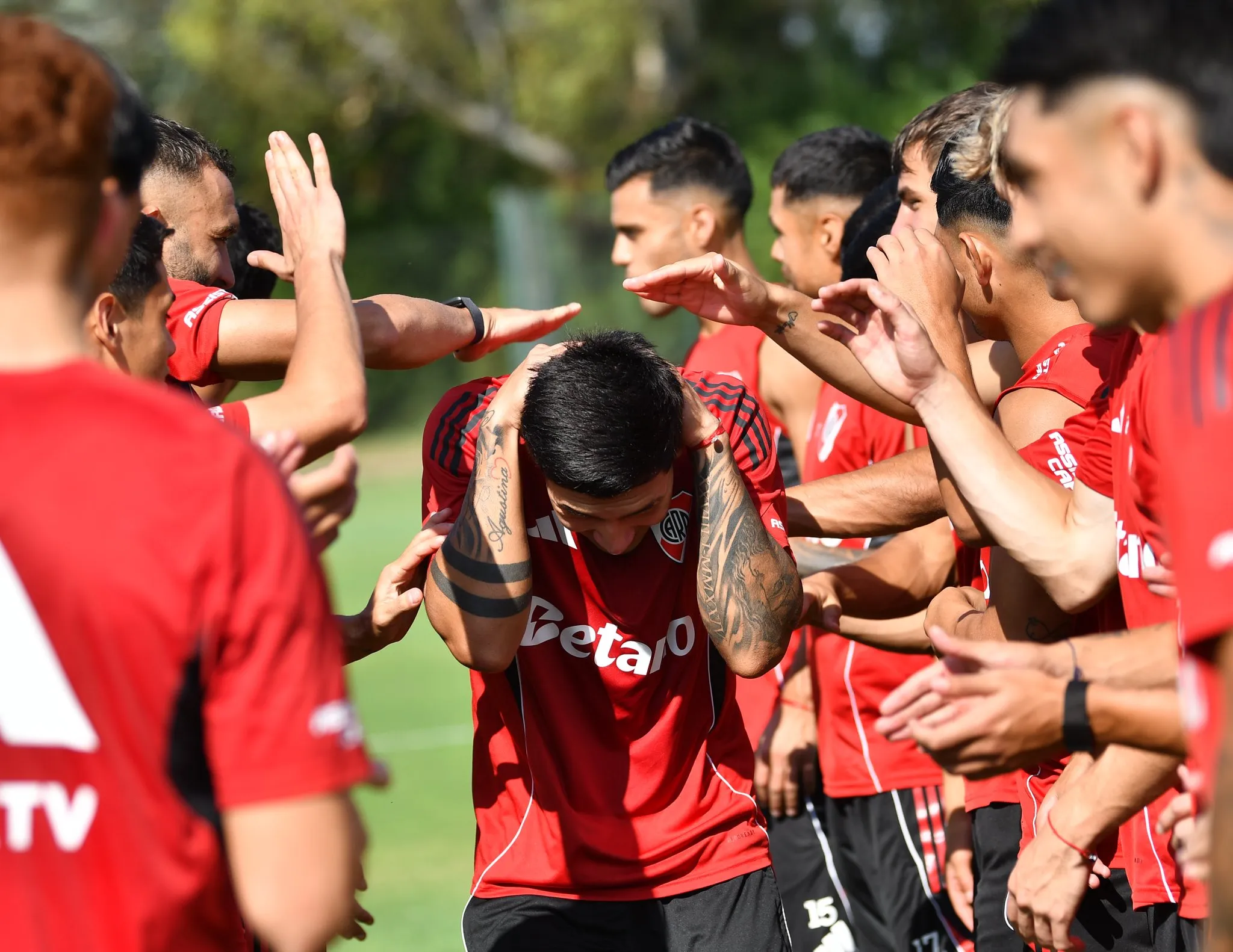 Hubo pasillo de bienvenida para Ramírez por parte de sus compañeros (@RiverPlate)
