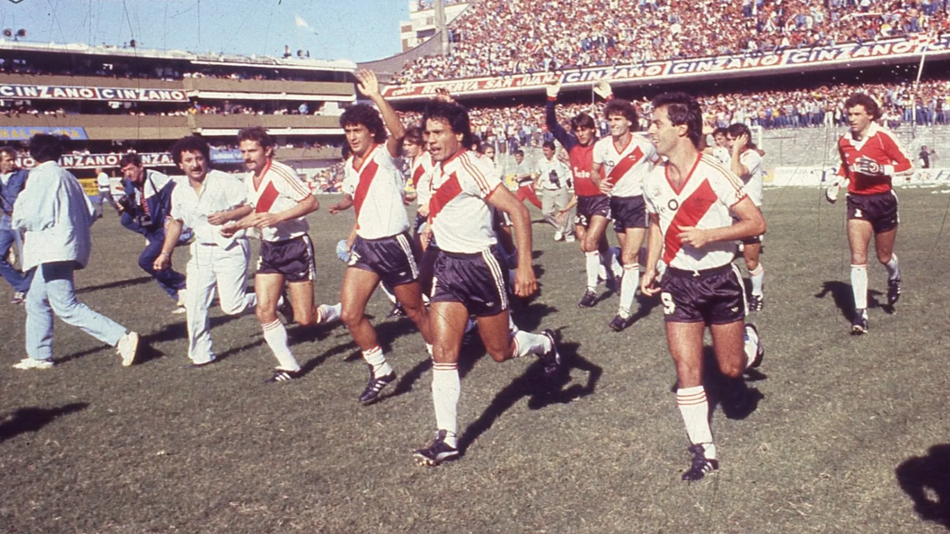 La vuelta olímpica que River dio en la Bombonera en 1986.
