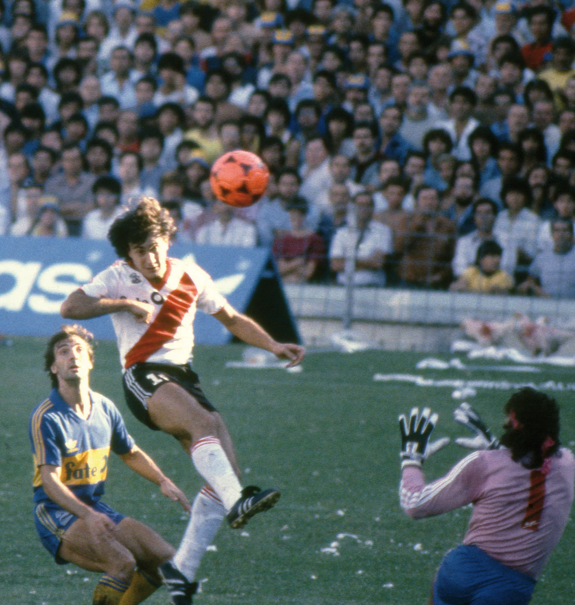 Beto Alonso, la pelota naranja y Gatti que no llega. Boca 0 – River 2, el 6 de abril de 1986.