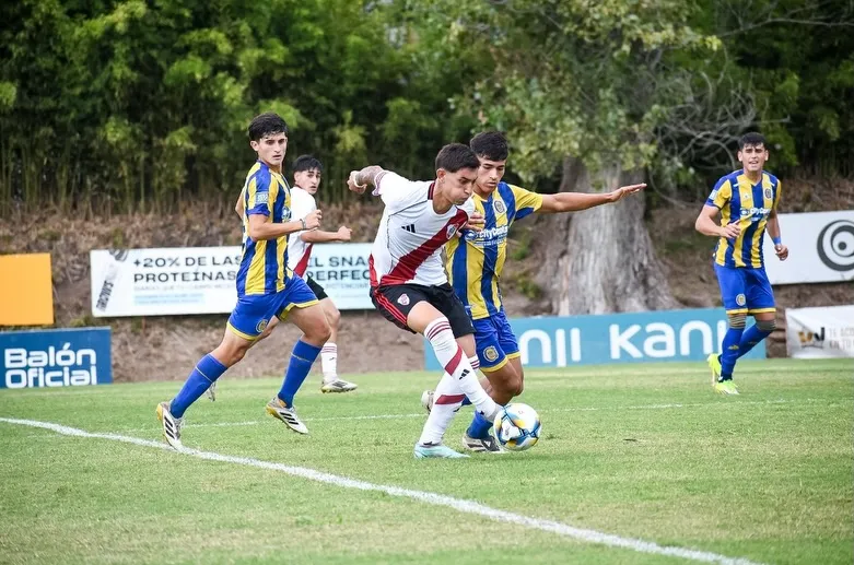 Juan Manuel en acción con la camiseta de River frente a Rosario Central.