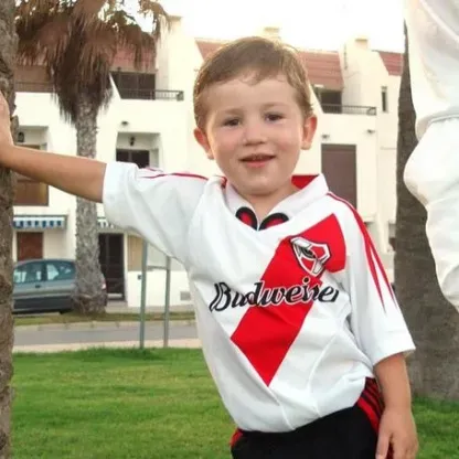 Joaquín “Oso” Martínez Gauna, de niño, con la camiseta de River.