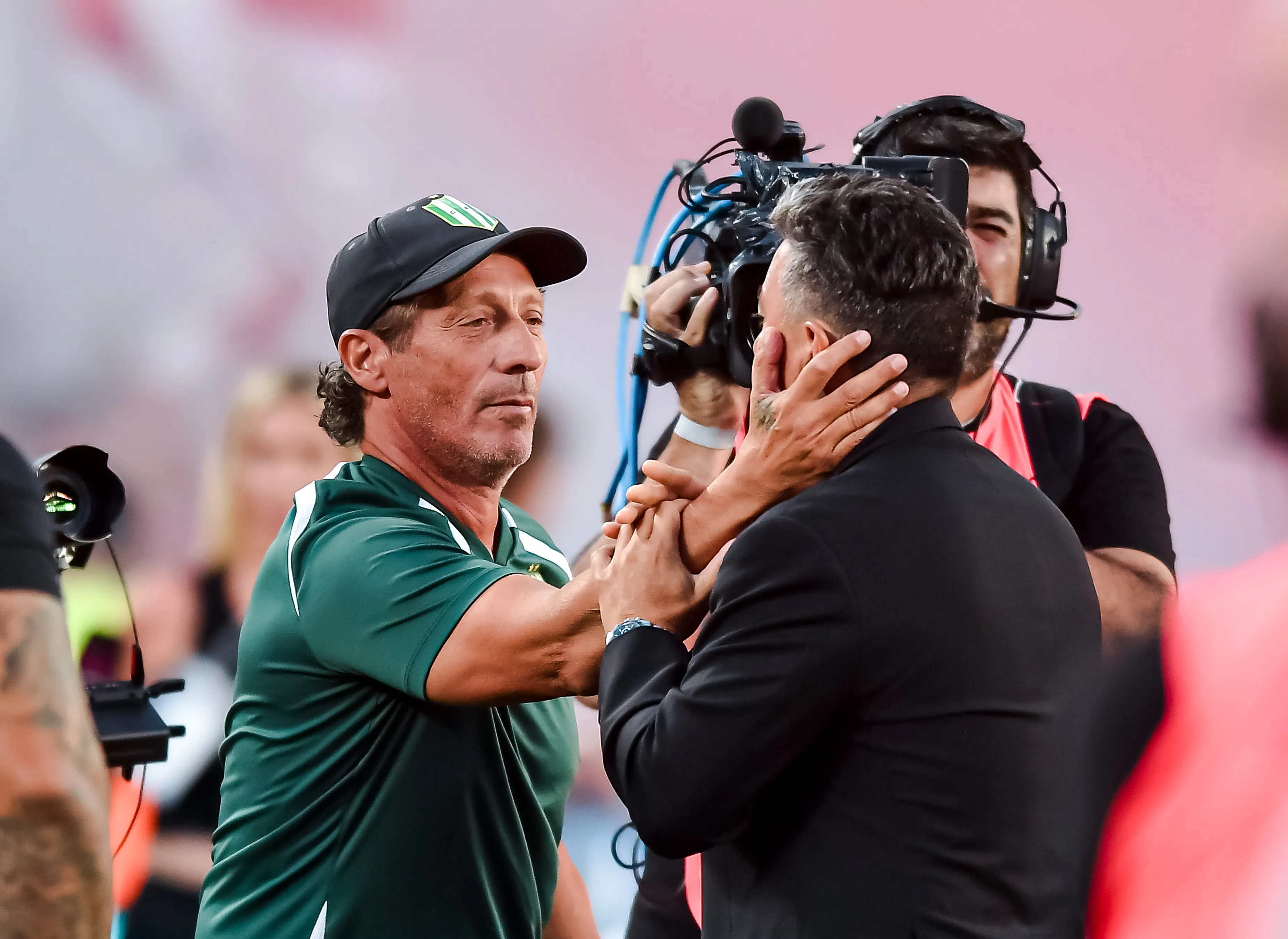 Troglio se saluda con Gallardo en la previa del partido entre River y Banfield del Apertura 2026. (Getty Images)