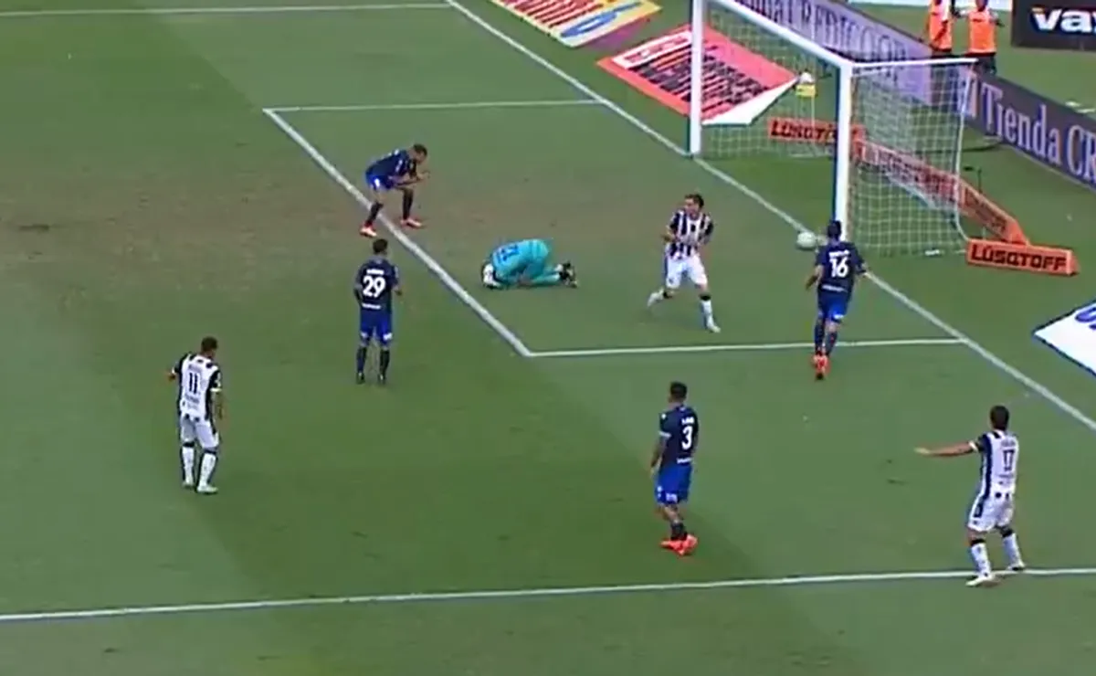 VIDEO | El gol en contra de Mammana en la derrota de Vélez que favorece a River