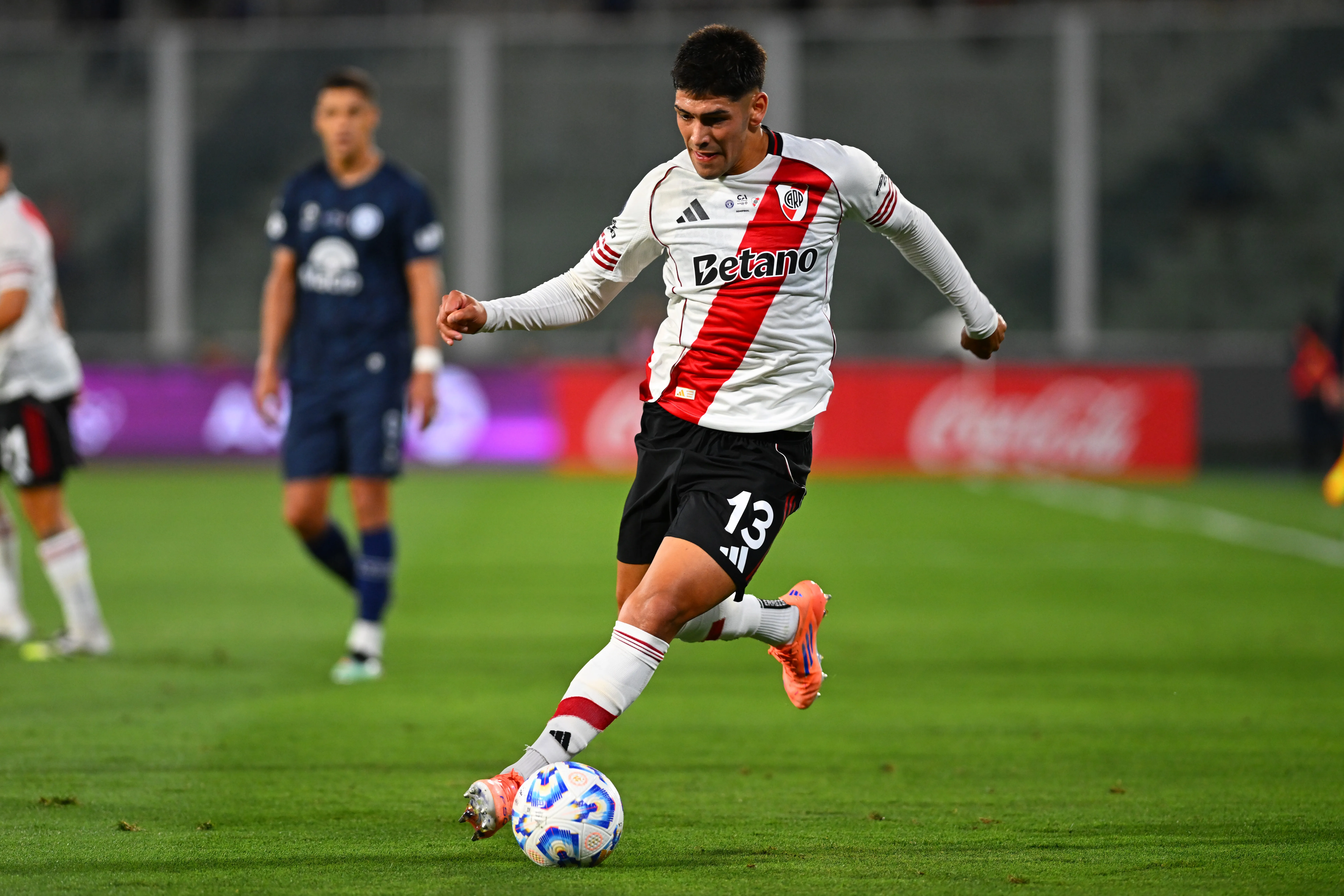 En caso de recibir una amarilla este domingo contra Belgrano, Rivero se perderá el partido contra Racing y llegará sin amonestaciones al Superclásico. (Getty Images)