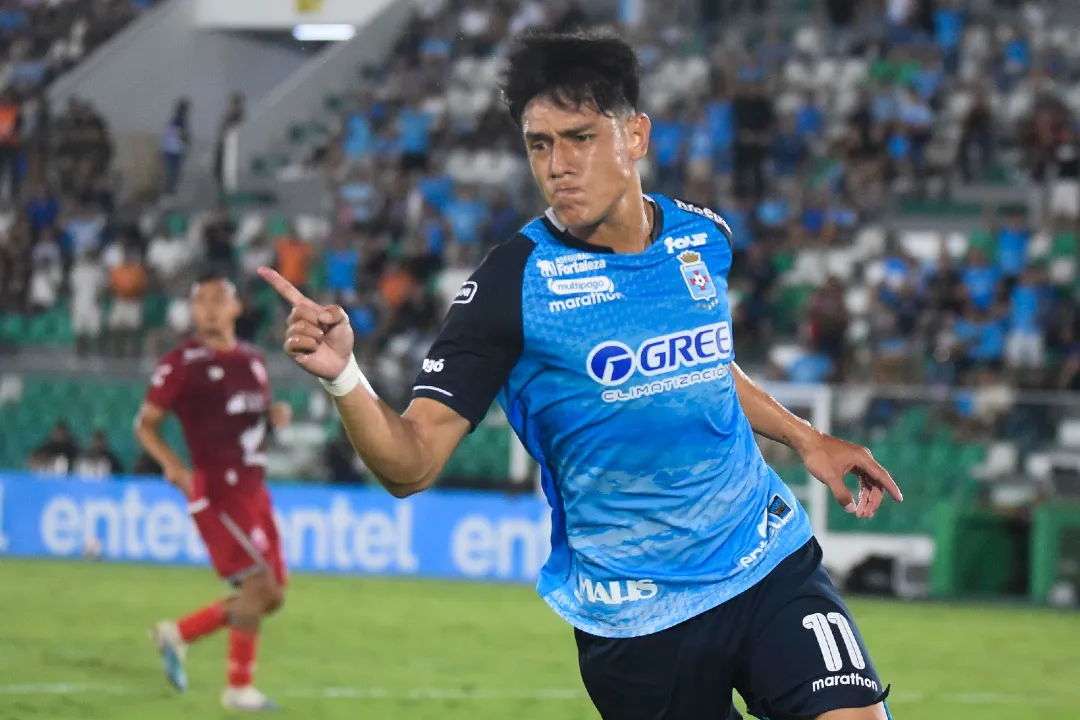 César Menacho festeja uno de los goles en la victoria de Blooming contra Guabirá. (APG)