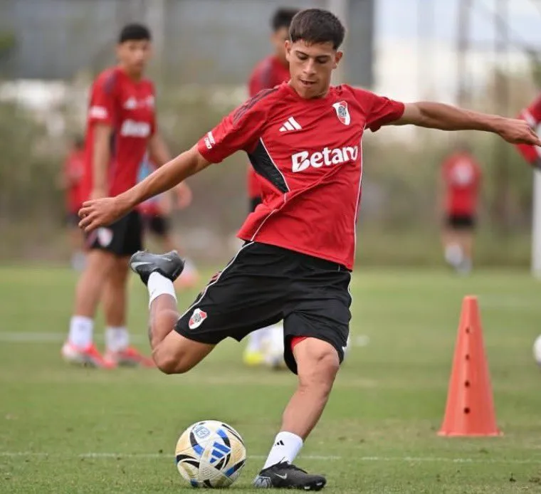 Lautaro Pereyra se desempeña como volante/atacante y tiene contrato con River hasta el 31 de diciembre del 2028.