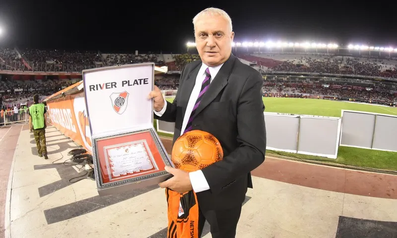 El homenaje que se le hizo al Beto por el 30° aniversario de la pelota naranja. (Prensa River)