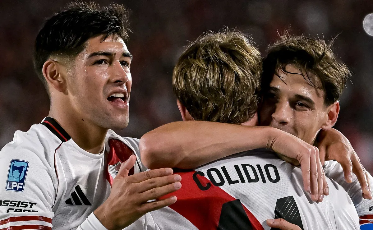 Rivero se abraza con Colidio y Martínez Quarta en la victoria de River sobre Belgrano.