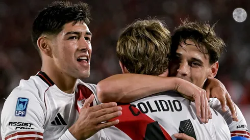 Rivero se abraza con Colidio y Martínez Quarta en la victoria de River sobre Belgrano.