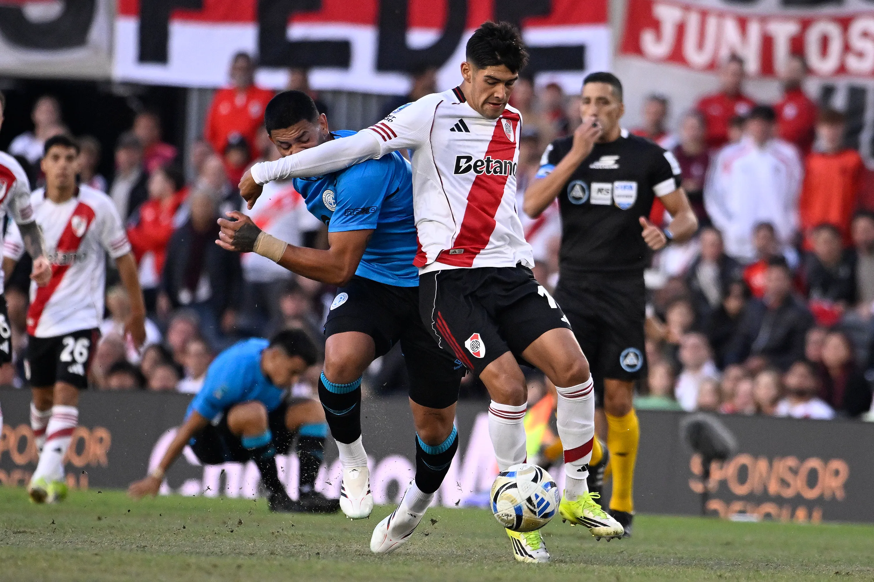 Lautaro Rivero no podrá jugar contra Racing, pero llegará sin cargas de amarillas al Superclásico. (Diego Halliasz /LPM)