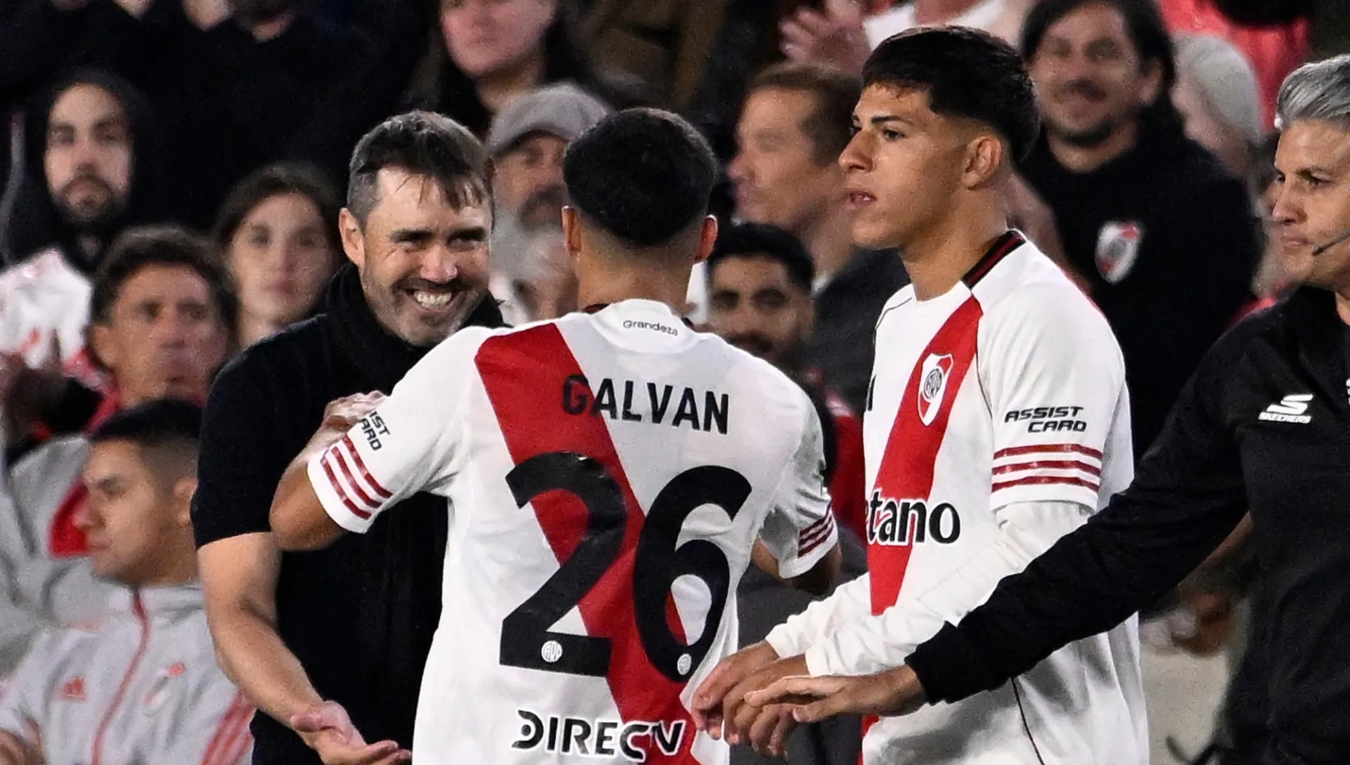 El momento del ingreso de Pereyra por Galván.