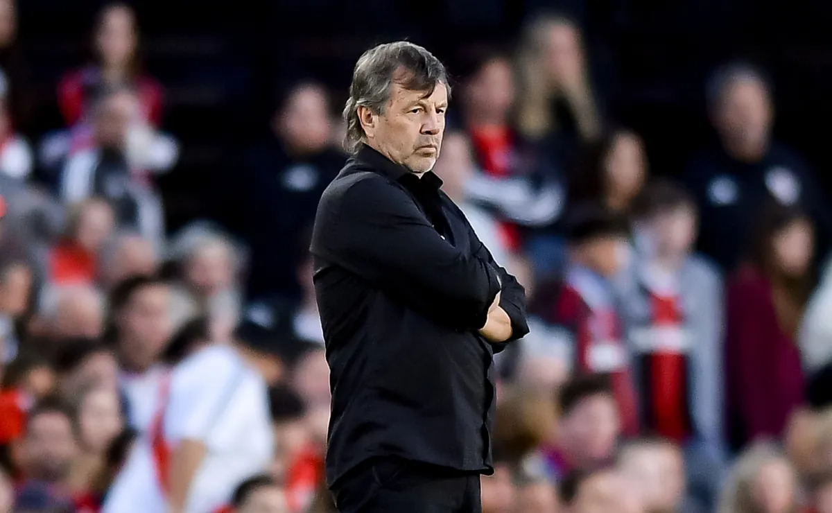 No se vio: Coudet quiso saludar al Ruso Zielinski luego de la goleada y el DT de Belgrano se fue directo al vestuario