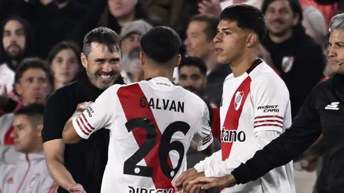 Coudet saluda a Tomás Galván mientras Lautaro Pereyra se prepara para ingresar.