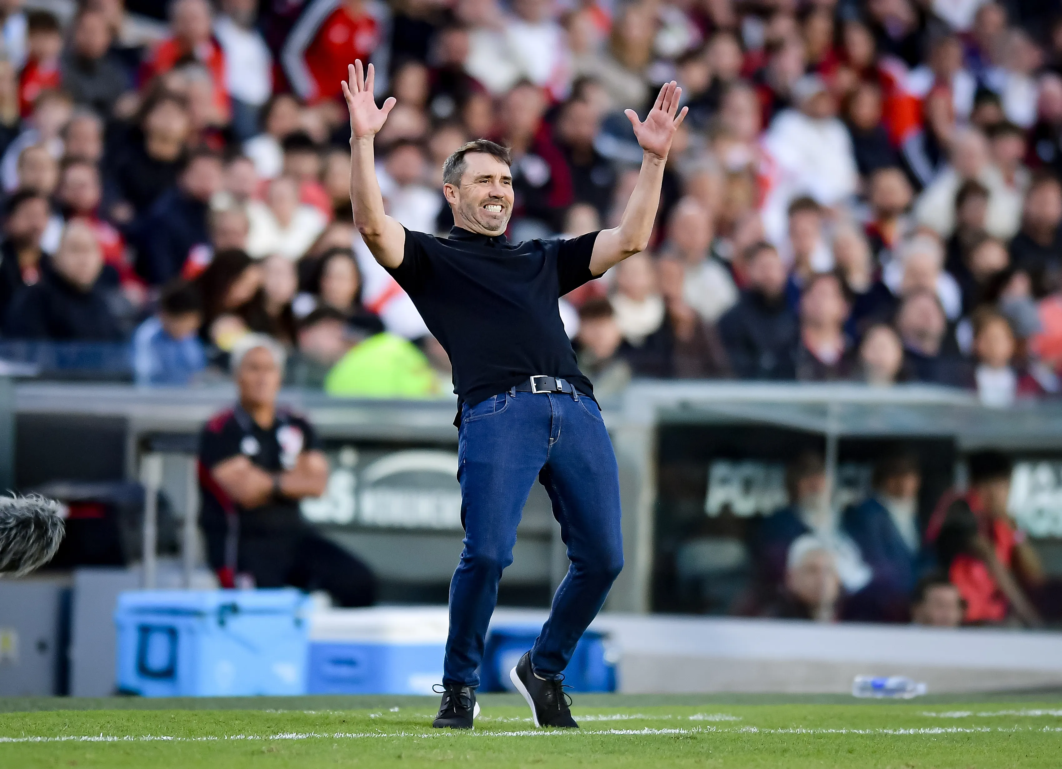 Coudet casi se pierde el tercer gol de River contra Belgrano por estar preparando un cambio. (Getty Images)