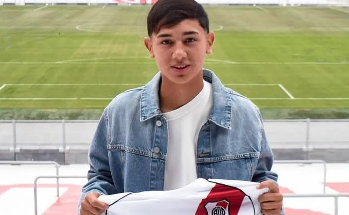 Llegó a River en 2015, ganó la Messi Cup y ahora firmó su primer contrato profesional