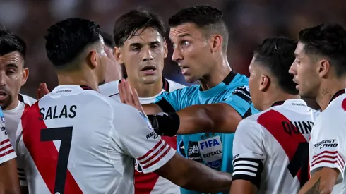 Los jugadores de River protestan la polémica roja que Zunino le mostró a Fausto Vera.