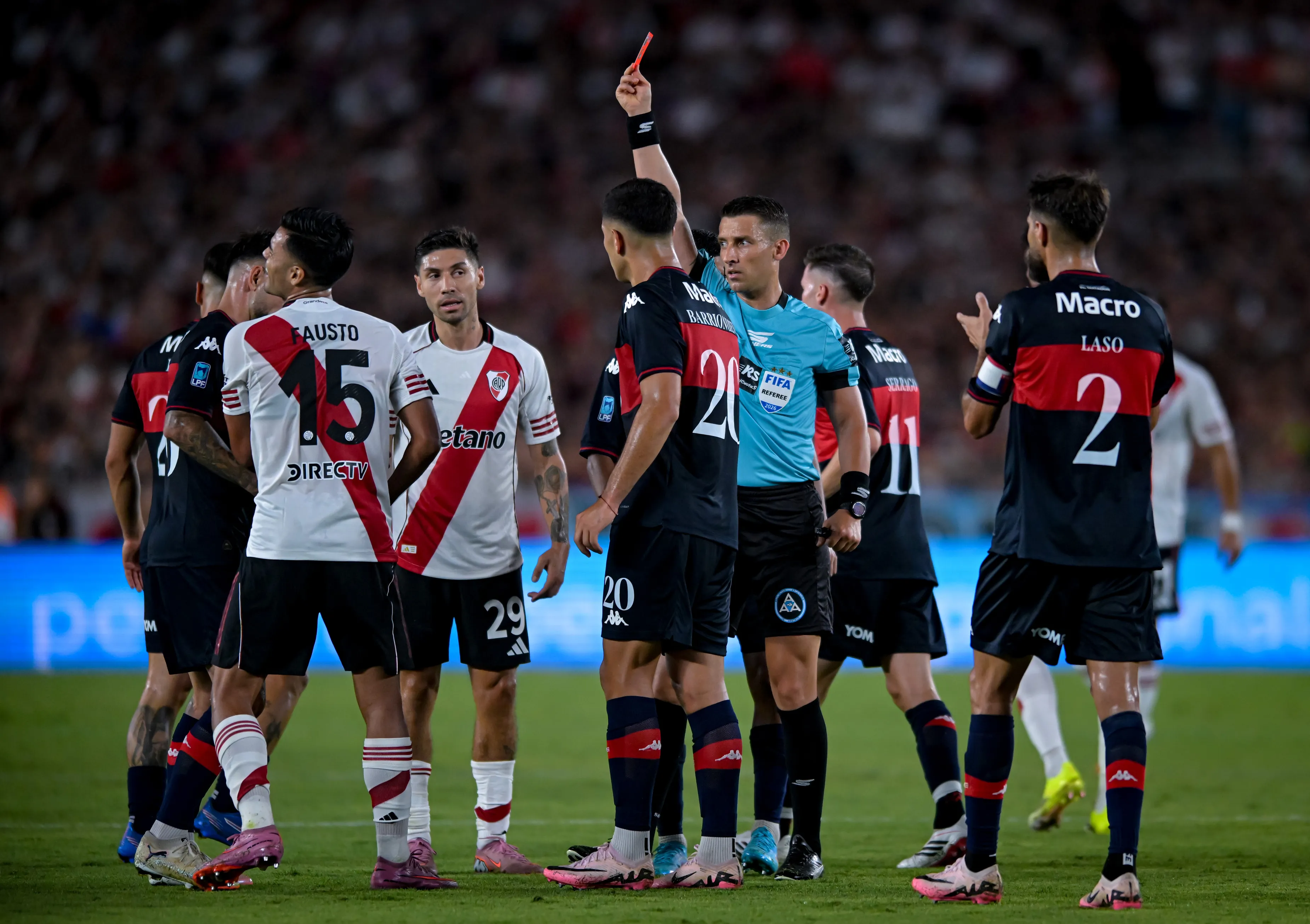 Zunino le mostró la roja a Fausto Vera tras una polémica jugada en la que no se alcanzó a apreciar el contacto. (Getty Images)