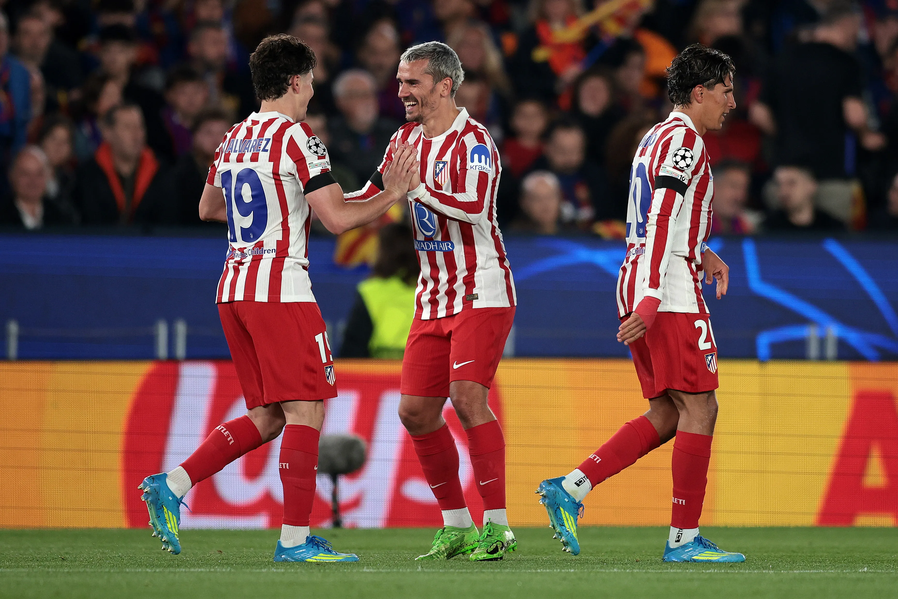 Julián Álvarez festeja junto a Antoine Griezmann el 1-0 transitorio contra el Barcelona. (Getty Images)