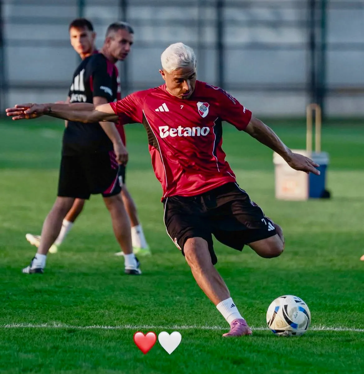 Maxi Salas apareció platinado en el entrenamiento de River.