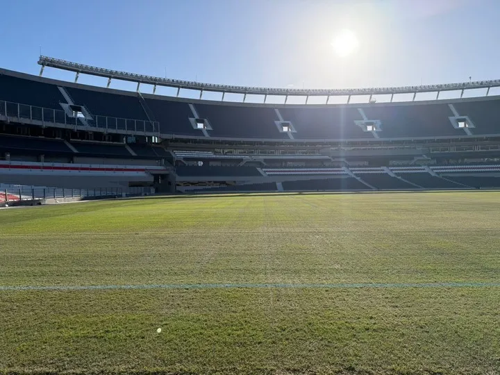 Así luce el campo de juego del Monumental a una semana del Superclásico. Foto: Olé.