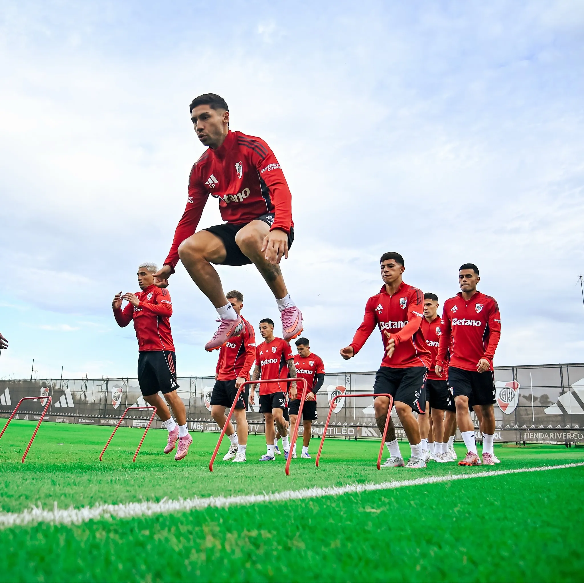 River se entrenó durante el sábado pensando en su visita a Racing en Avellaneda. (Prensa River)