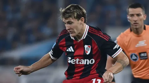 Los jugadores del Millonario ya calientan en el Cilindro.