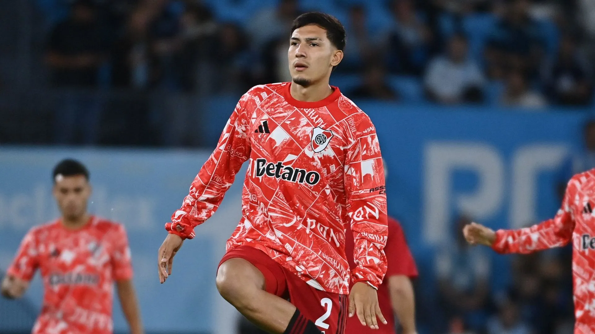 Tobías Ramírez durante la entrada en calor en Avellaneda, antes de entrar como titular. (Prensa River)